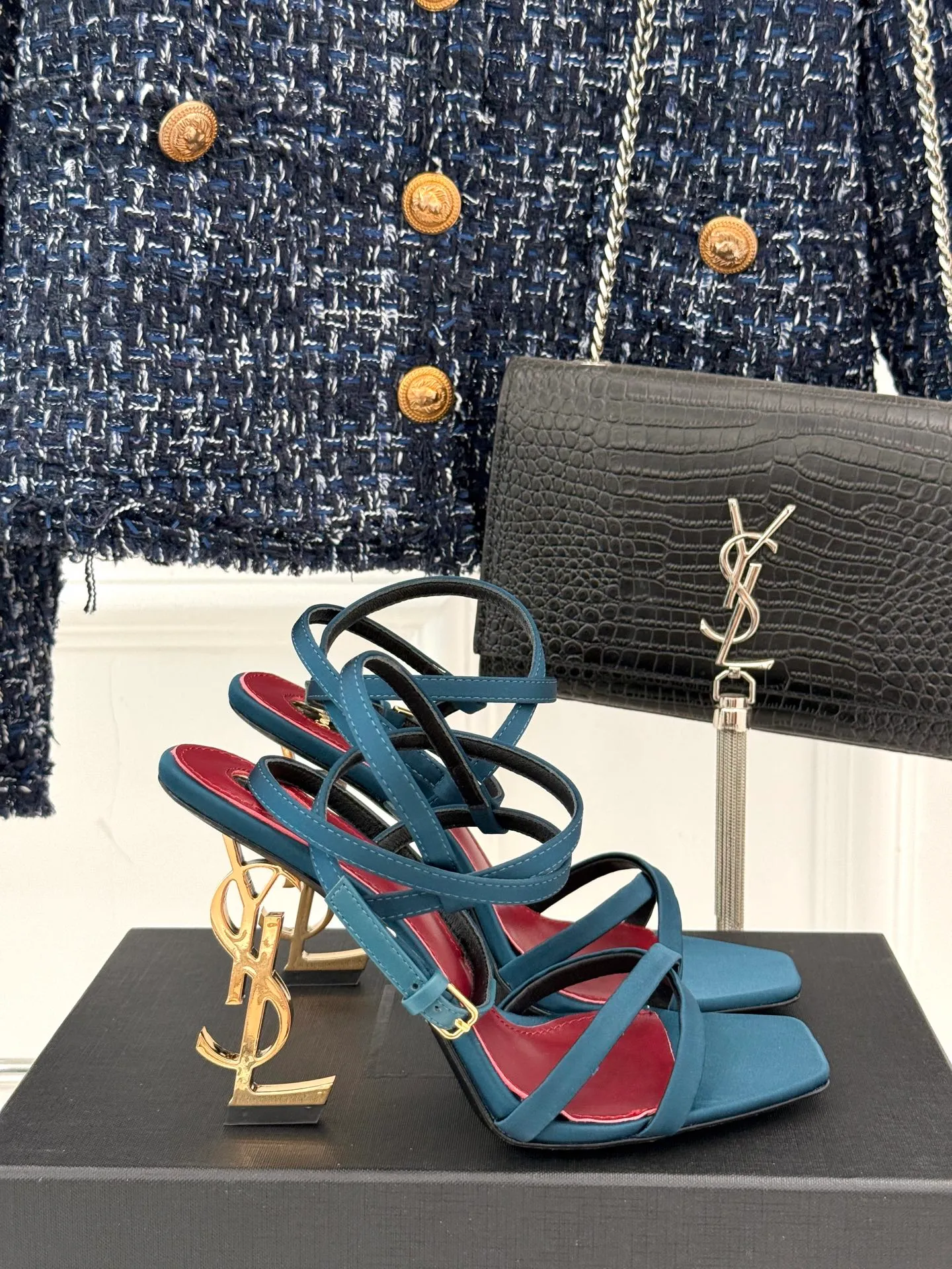 👟👟Ex-factory price 600👟👟 Saint Lauren*YSL Saint Laurent classic spring and summer letter heel cross-strap high-heeled sandals. High-heeled shoes that are suitable for both men and women. I love them. They are indeed the brand that understands women best. They are sold out as soon as they are new‼ ️ Especially the side lines are designed to be smooth, natural and slimming, making the whole pair of shoes layered and feminine. No matter what your usual style is, you must try it! The upper is made of imported cow patent leather, the lining is mixed sheepskin, and the Italian genuine leather outsole Heel height: 10.5cm Size: 35-39 (34/40/41 customized)